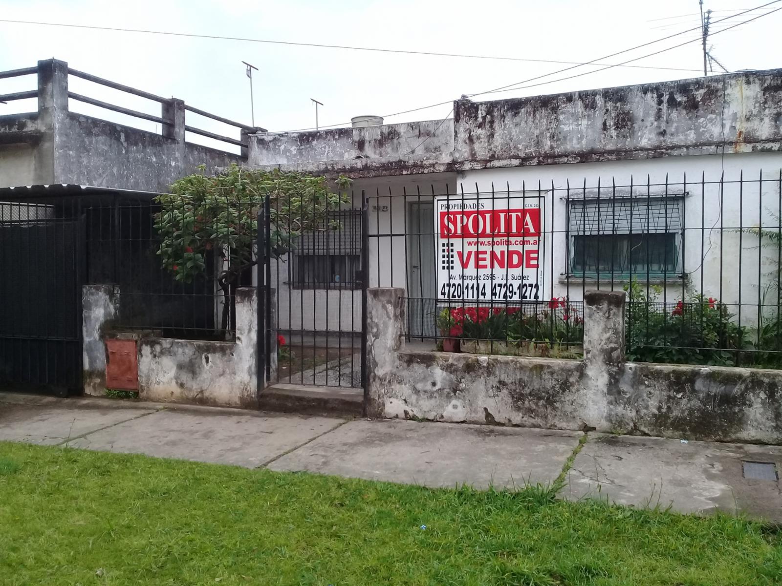 CASA DE 3 AMB. EN LOTE DE 400 m2 C/PATIO Y FONDO LIBRE