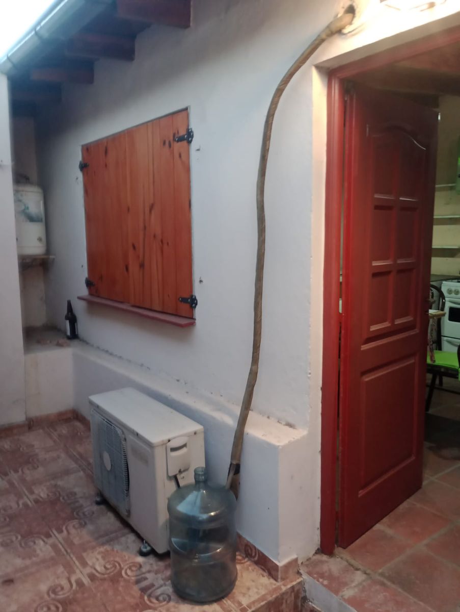 Dto. 1 ambiente 2 pasillo al fondo independiente y Luminoso