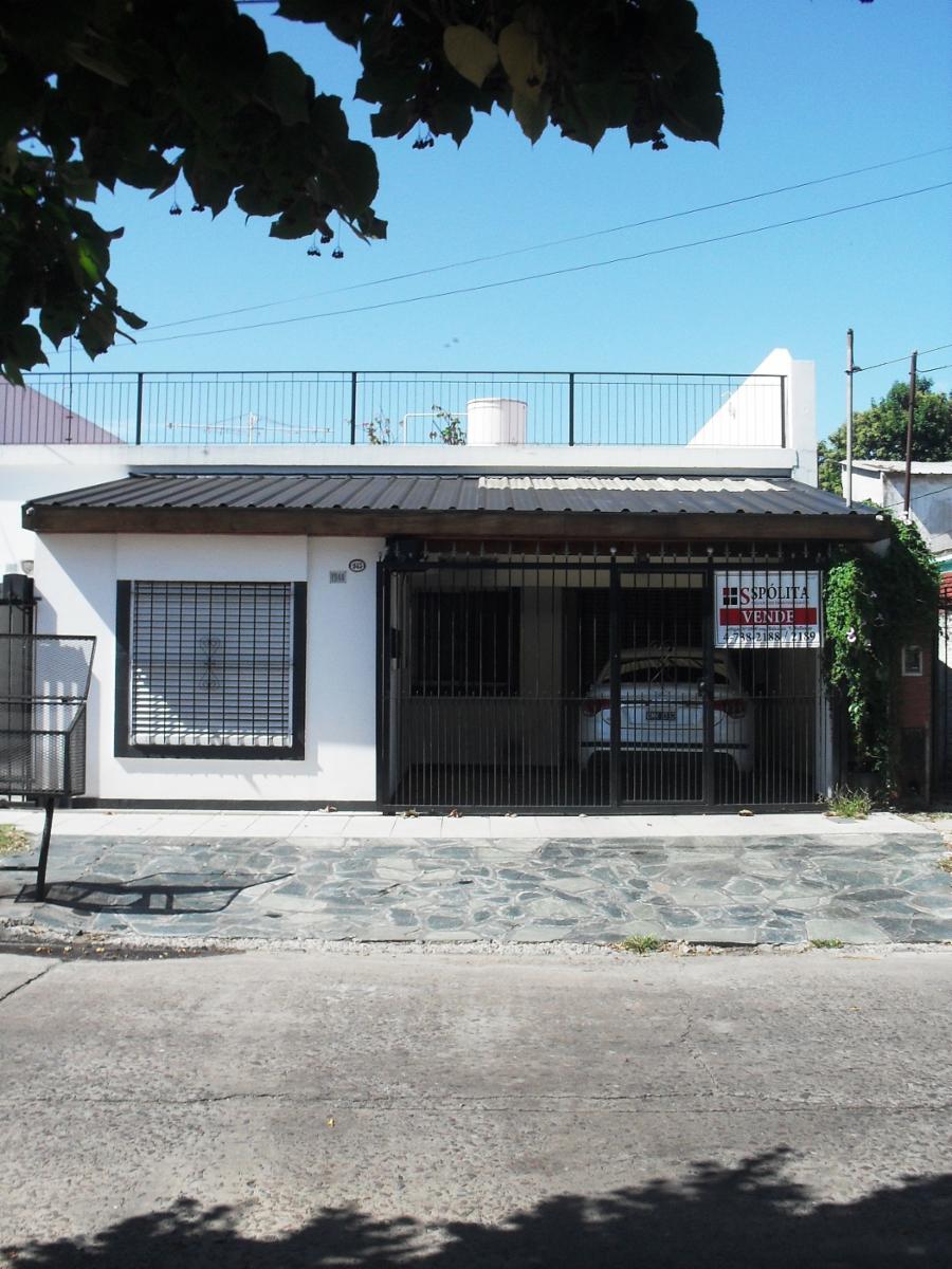Excelente casa lote de 8x24. 4 ambientes, 3 dormitorios, living, cocina-comedor, baño, lavadero entrada para auto, patio,  terraza