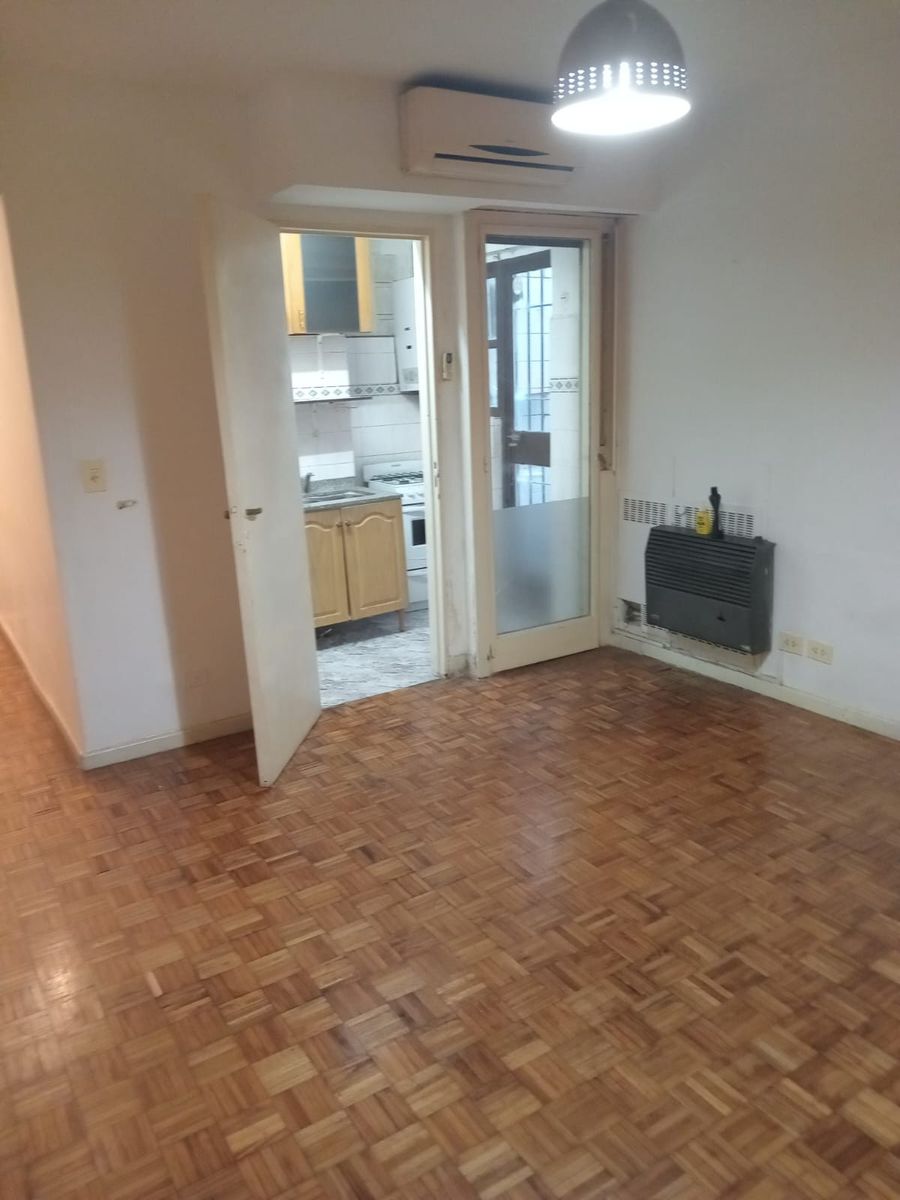 SE VENDE DPTO DOS AMB. CON PATIO EN BALVANERA
