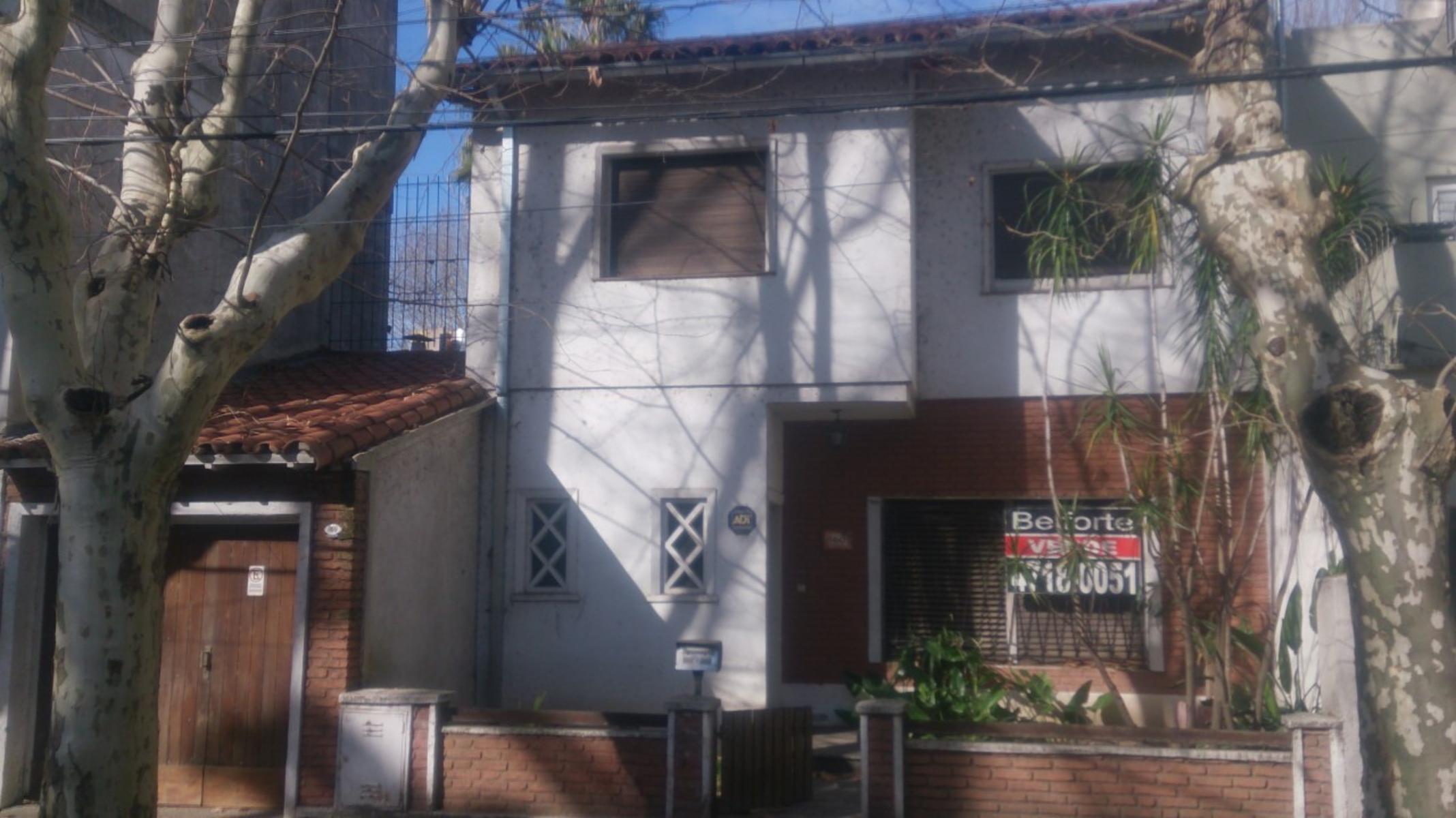 CASA   DE 4 AMB. EXCELENTE UBICACIÓN  VTE LOPEZ