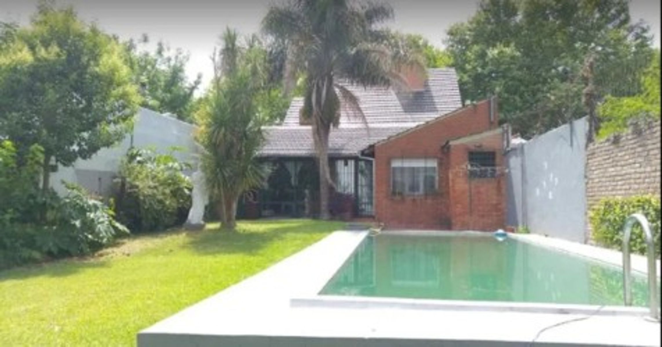 VENTA CASA 5 AMBIENTES CON COCHERA,QUINCHO Y PILETA MORON