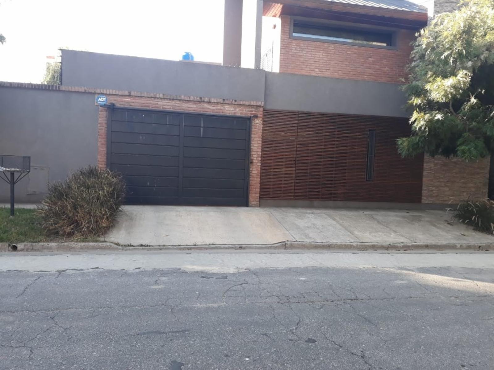 Excelente Chalet 5 Ambientes Con Gran Parque Y Pileta Fte. A Plaza