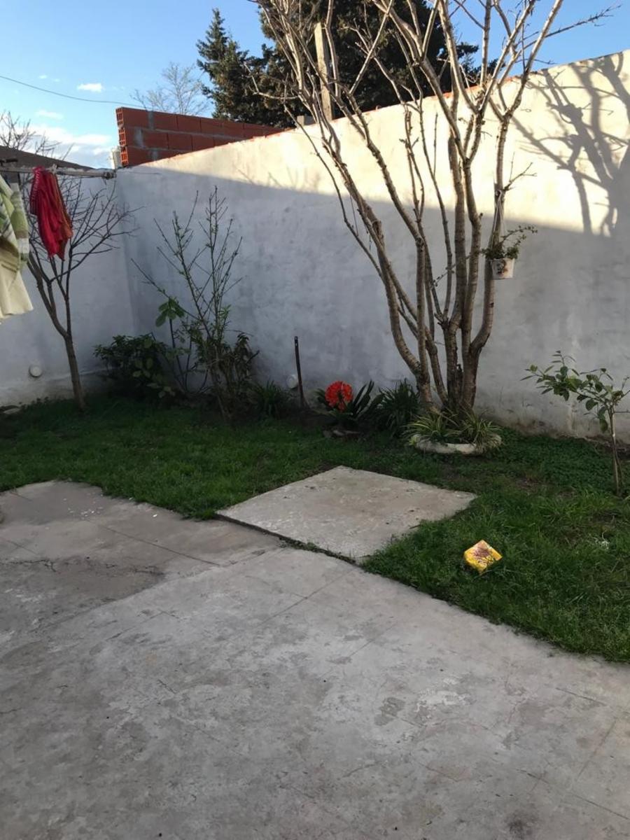 Casa tres ambientes en venta