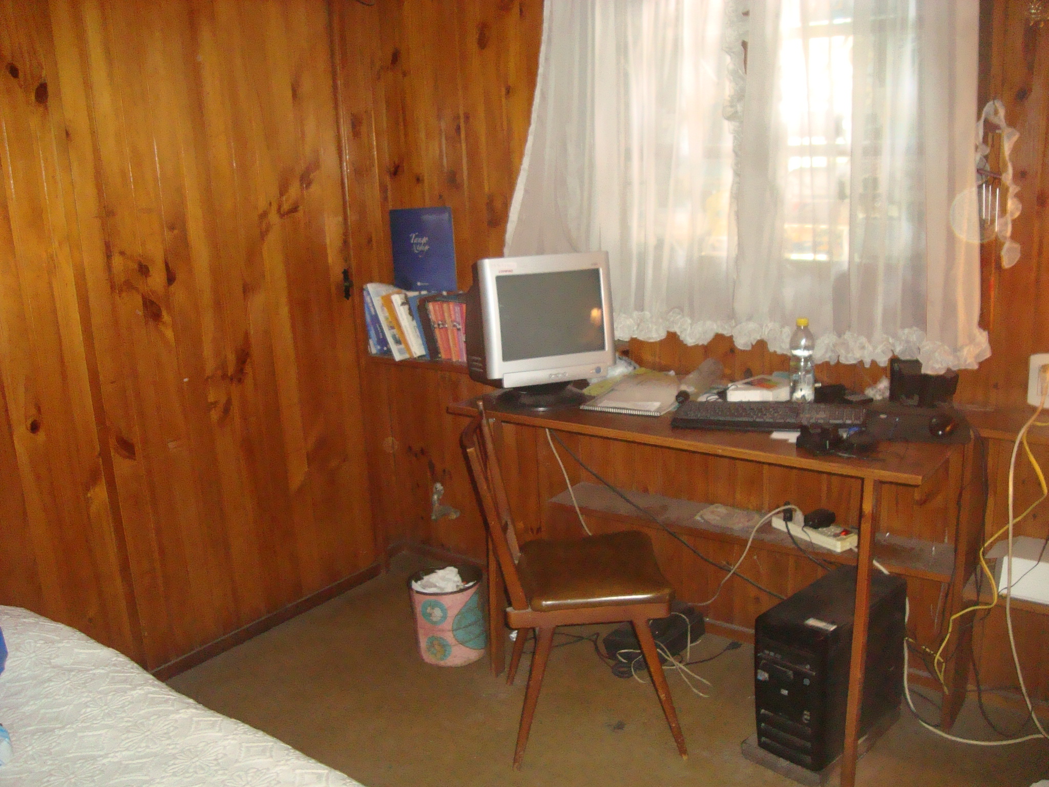 OPORTUNIDAD :AMPLIA CASA EN BURZACO. ZONA CENTRICA EN EXCELENTE ESQ.SOBRE ALCORTA Y ETCHEGOYEN. 