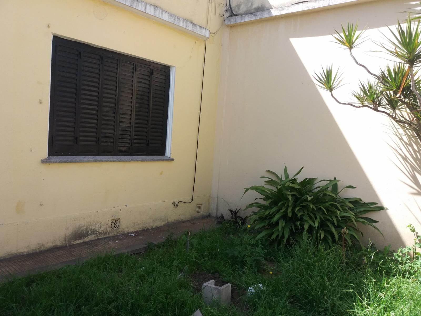 EXCELENTE CASA EN LOTE PROPIO, BUENA UBICACIÓN A METROS DE CENTRO COMERCIAL JOSÉ LEÓN SUÁREZ, CON GALPÓN Y QUINCHO CON PARRILLA, LOTE DE 8,66 mts x 45 mts