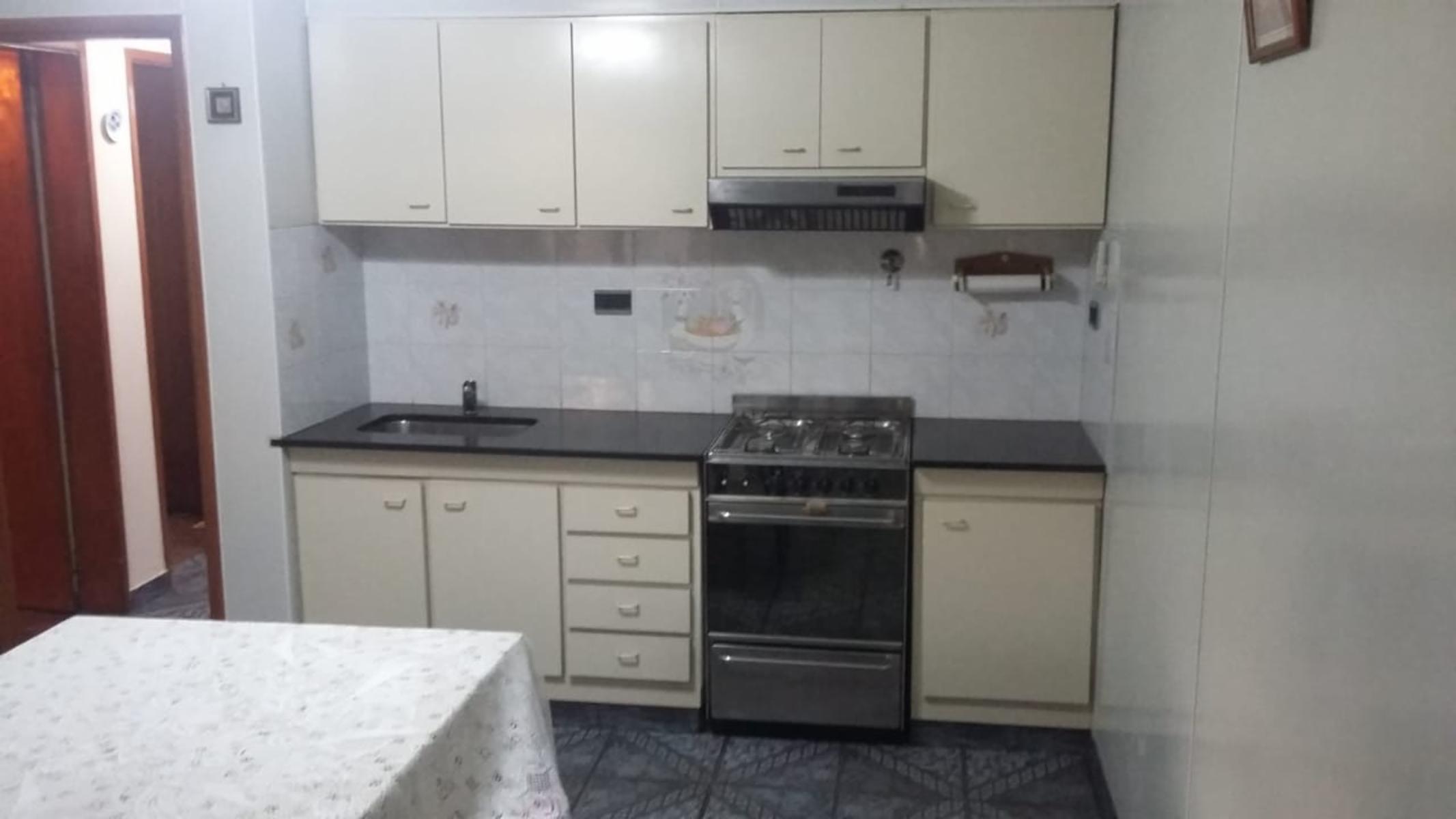 EXCELENTE CASA 3 AMBIENTES, 2 DORMITORIOS, COCINA-COMEDOR, LIVING, BAÑO, GARAGE FONDO LIBRE CON QUINCHO Y PARRILLA, TERRAZA. IMPECABLE ESTADO. OPORTUNIDAD