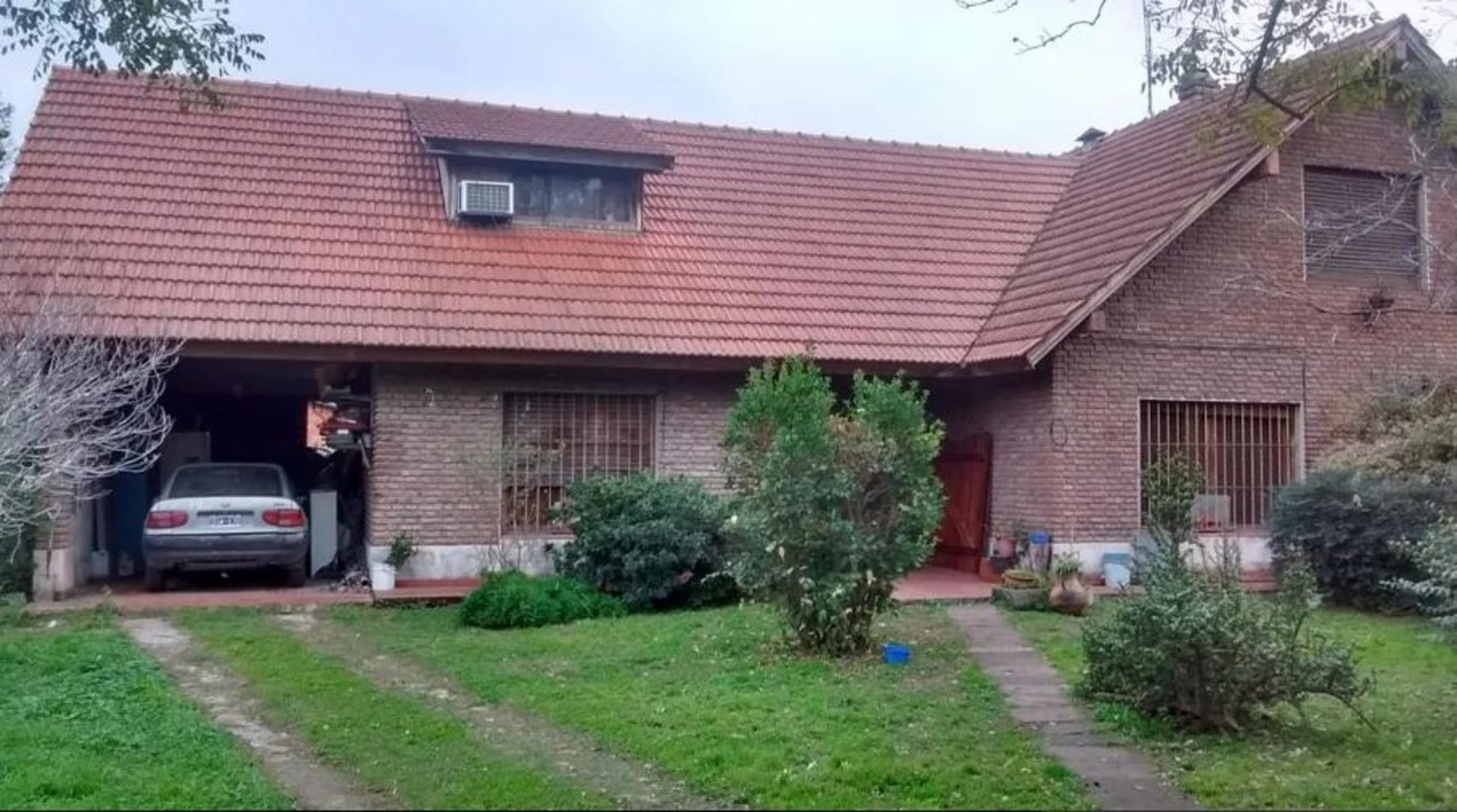 Excelente casa de 4 amb en barrio cerrado