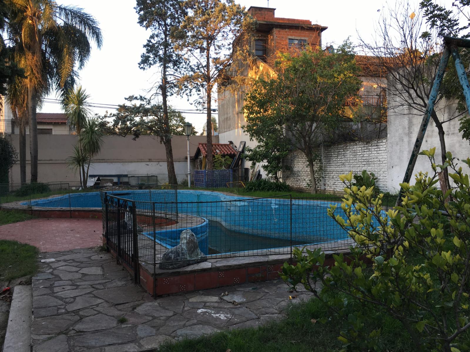 VENTA - LA TABLADA - EXCELENTE TERRENO 10m  x 31,30m  - CON PISCINA -