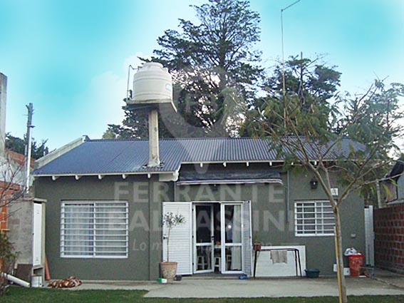SAN VICENTE: EXCELENTE CASA. MODERNA, CALIDA, CONFORTABLE. ZONA CENTRICA, LOTE 10 X 40 MTS. CERCANA A LA LAGUNA C/ENTRADA P/2 AUTOS.HERMOSO PARQUE.CLOACAS-AGUA CORRIENTE -GAS NATURAL.PROPUESTA IDEAL .