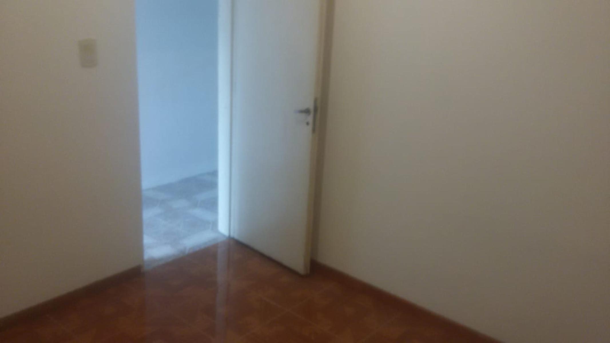 PH PLANTA BAJA FRENTE CON COCINA COMEDOR, AGUA CALIENTE POR TERMOTANQUE, BAÑO CON DUCHA Y BIDET Y 1 HABITACIÓN.