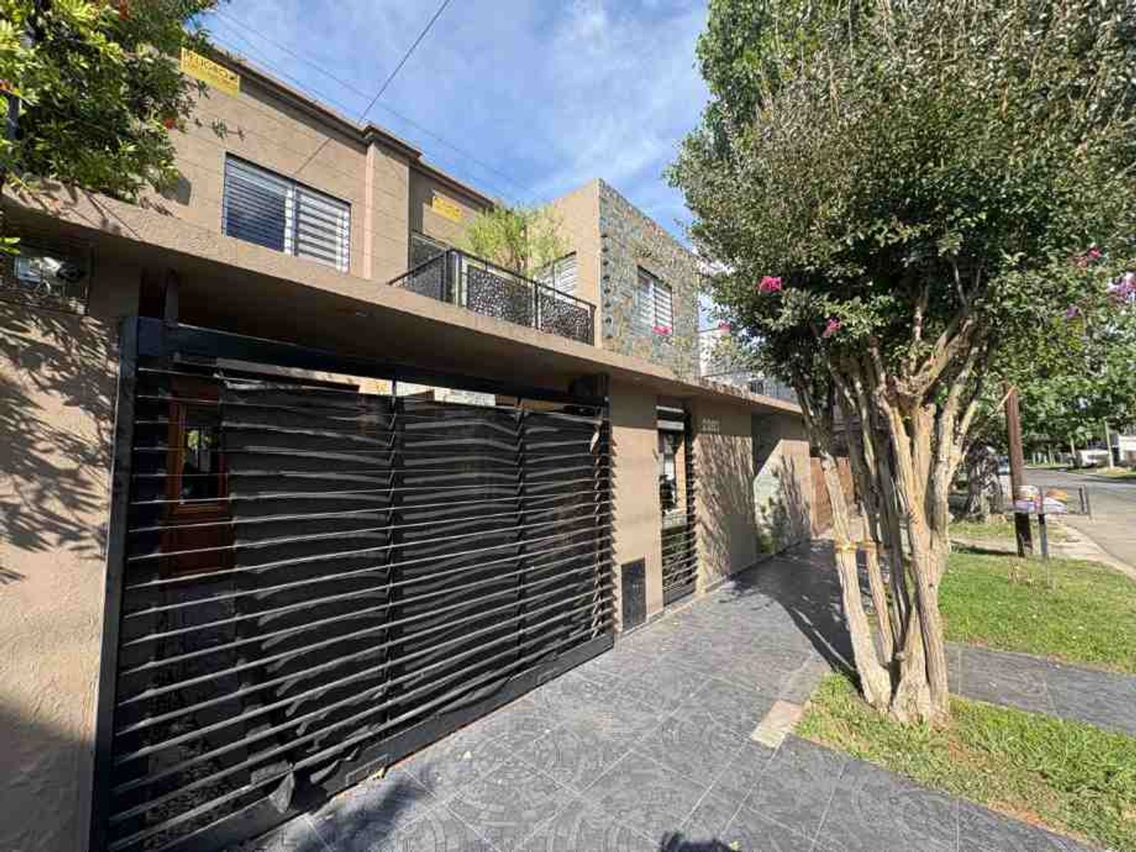 CASA MINIMALISTA DE 5 AMBIENTES EN VENTA - ITUZAINGO NORTE