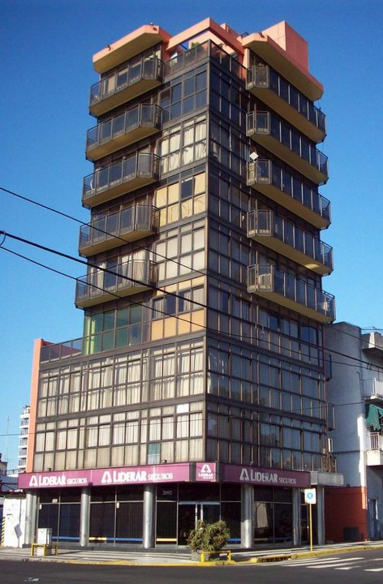 Oficina Comercial al frente