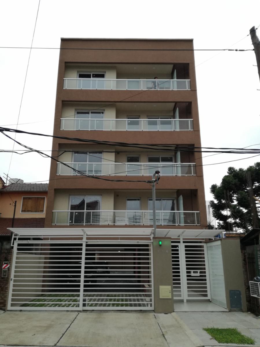 Excelente departamento 2 ambientes (semipiso) con cochera (opcional). Posee balcón corrido, cocina integrada al ambiente del living-comedor, dormitorio con placard y estufas en los ambientes.