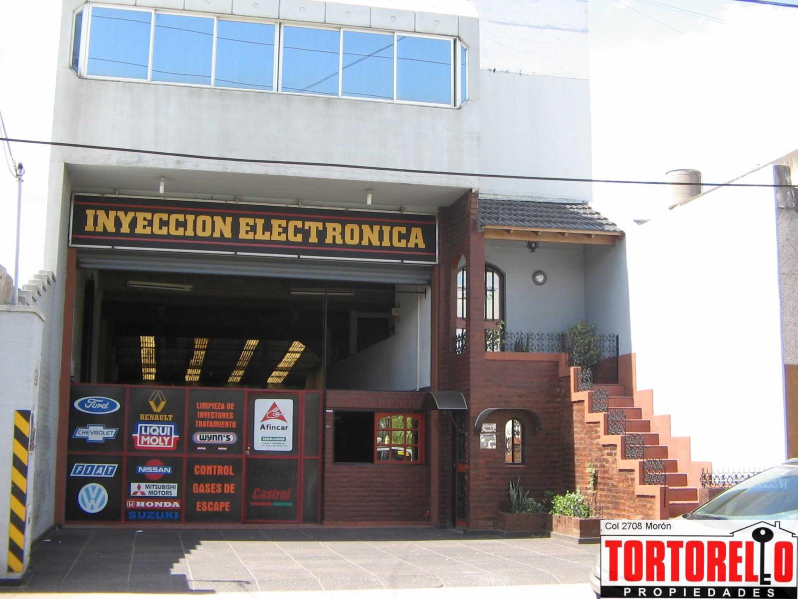 Importante propiedad en venta, enorme losa con entrepiso, baño y oficina. 2 viviendas, a 5 cuadras de la estacion de Merlo, lado norte.-