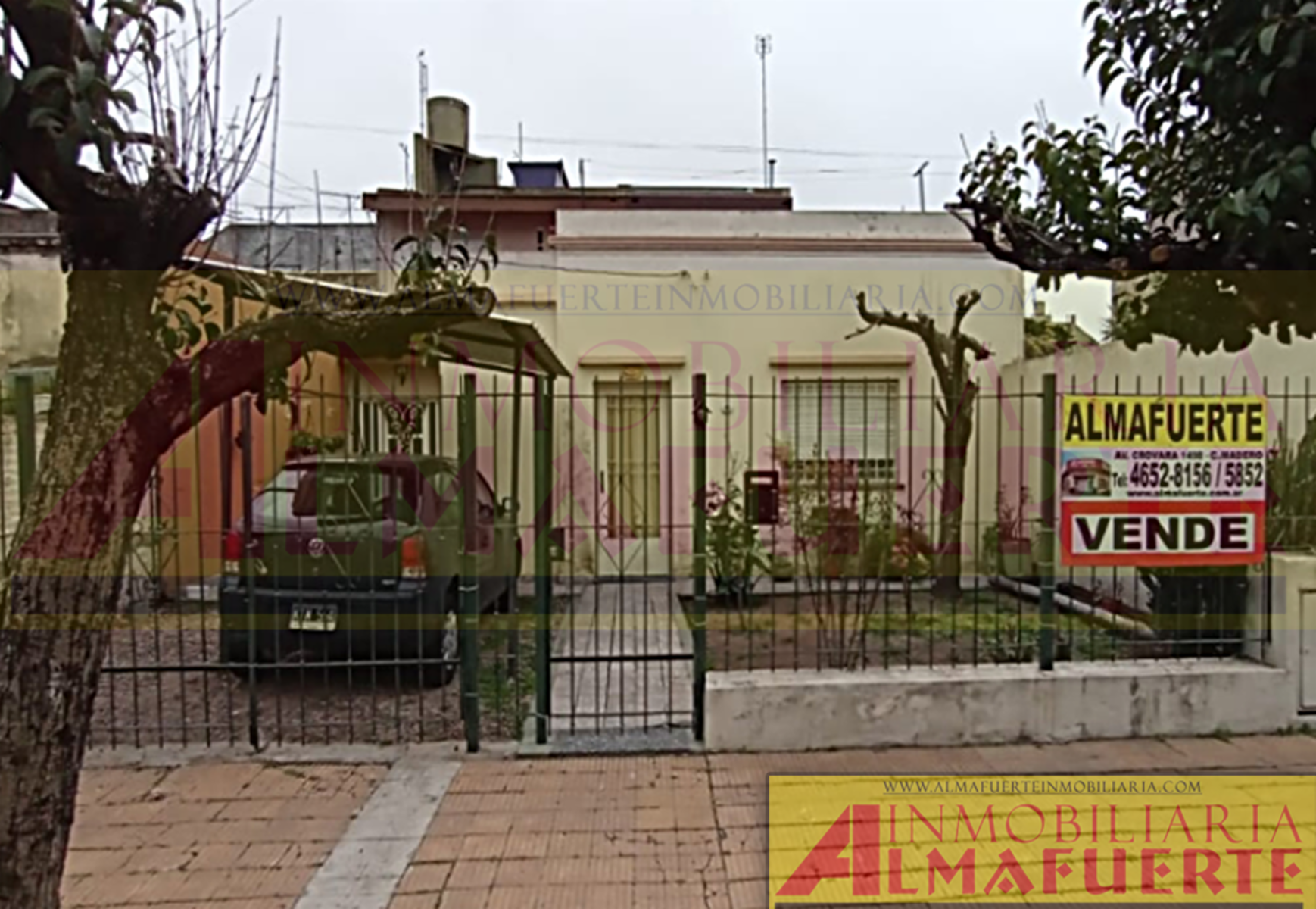 Vivienda PH al frente de 3 ambientes con entrada de auto y jardín.