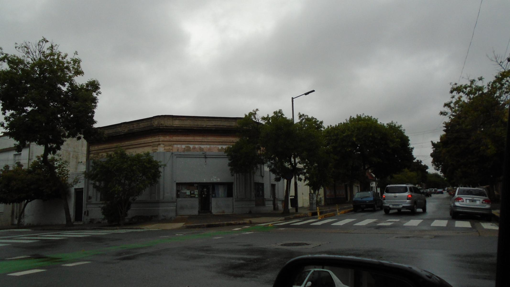 Local Terreno esquina c/vivienda a Reciclar  160mts