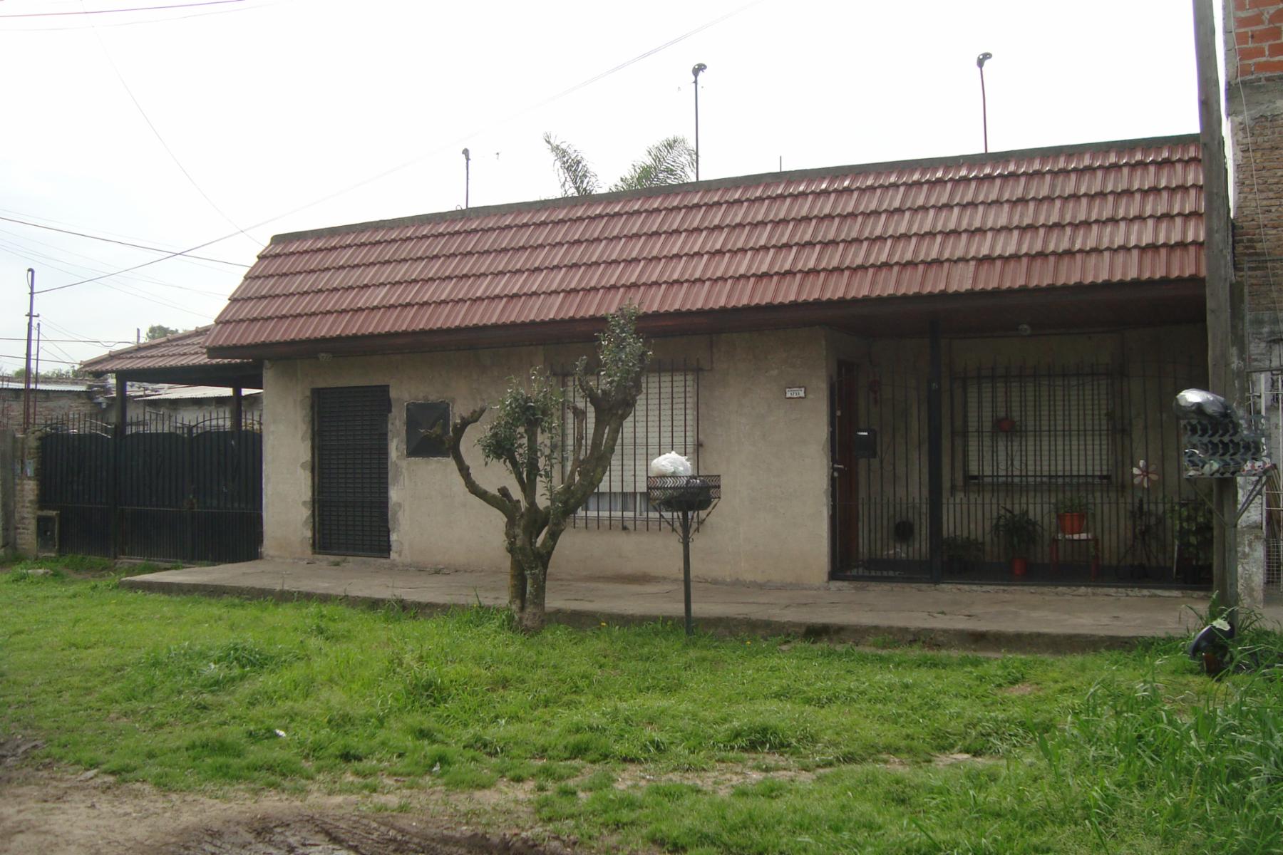 BURZACO:OPORTUNIDAD CASA 3 AMB.C/LOCAL+ GARAGE+FDO . A MTS AV.PPAL Y VARIAS LINEAS DE COLECTIVO