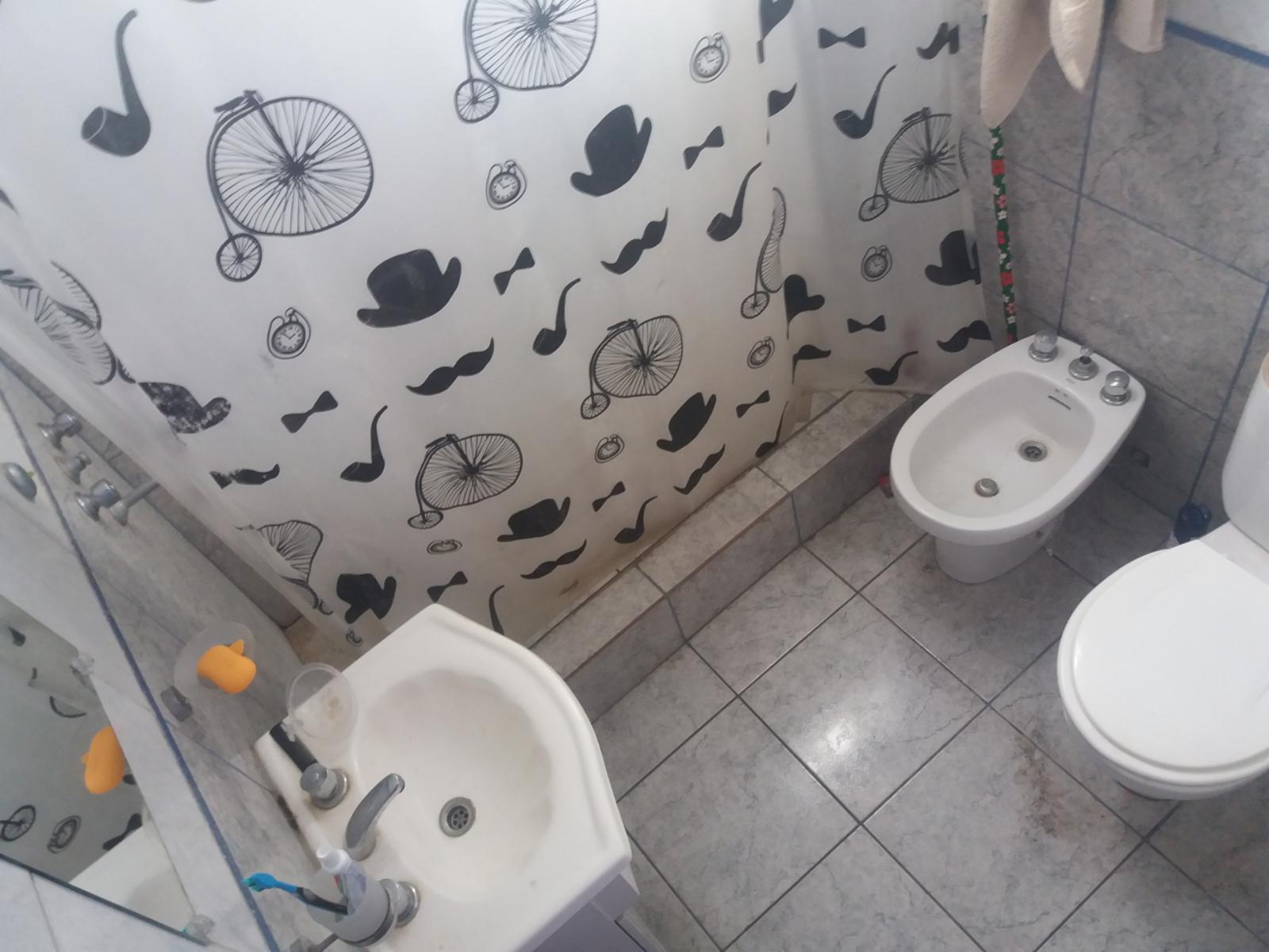DEPTO 2 AMBIENTES 1ER PISO FRENTE,  1 DORMITORIO COCINA COMEDOR BAÑO, MUY BUEN ESTADO GENERAL.