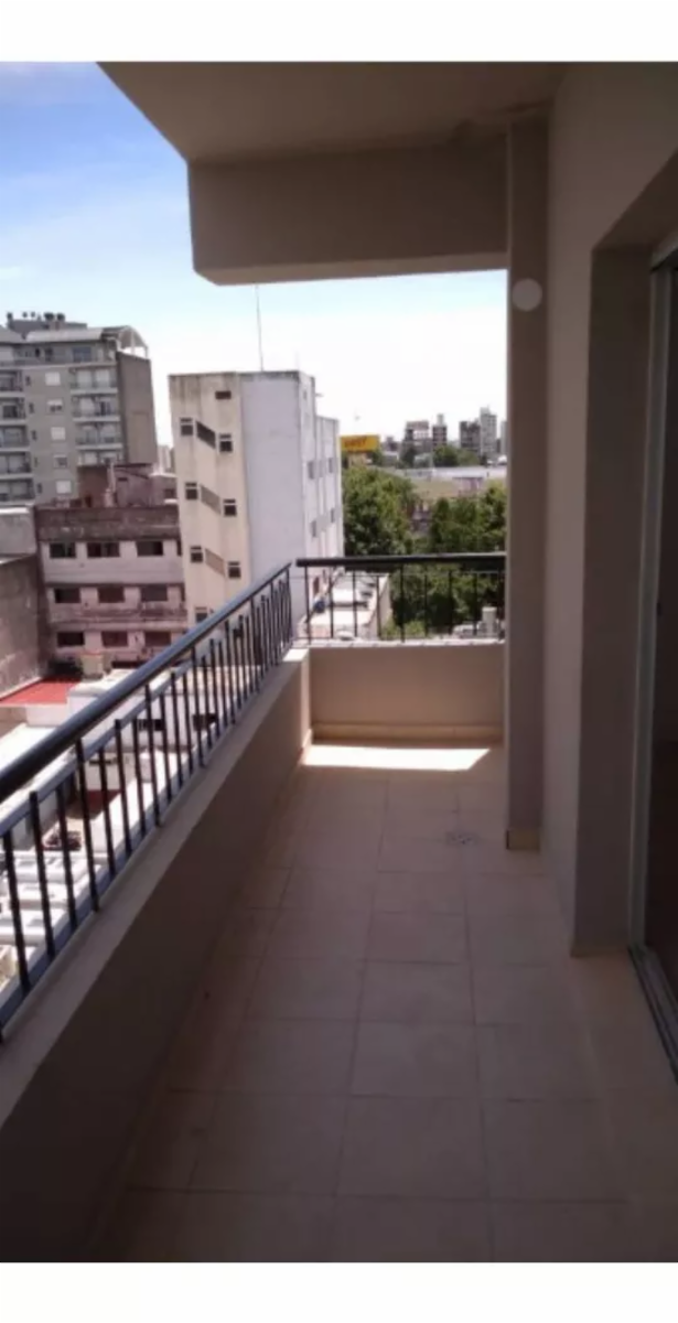 DEPARTAMENTO DE UN AMB DIVIDIDO CON BALCÓN Y COCHERA