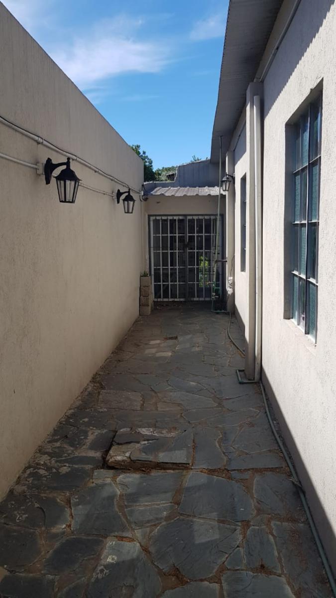 EXCELENTES CONSULTORIOS EN LOTE DE 8,8 x 30 mts.