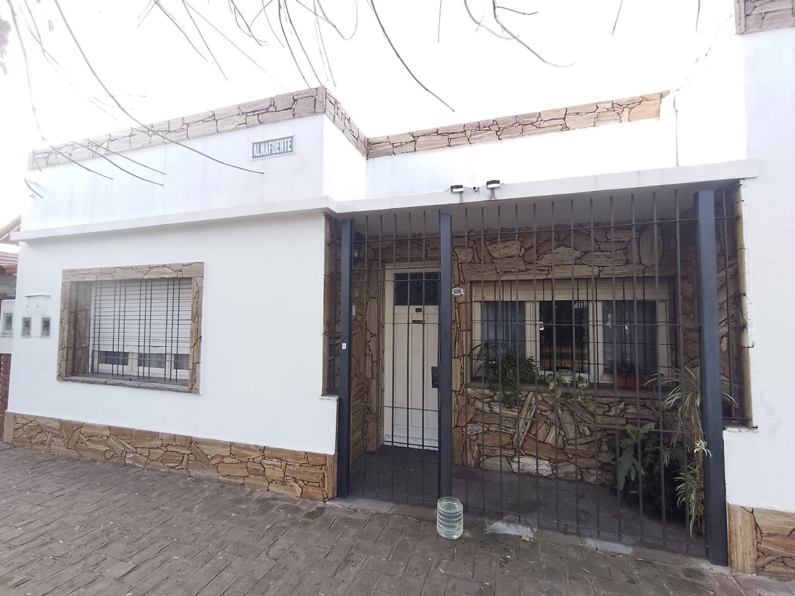 Casa 3 ambientes en esquina.