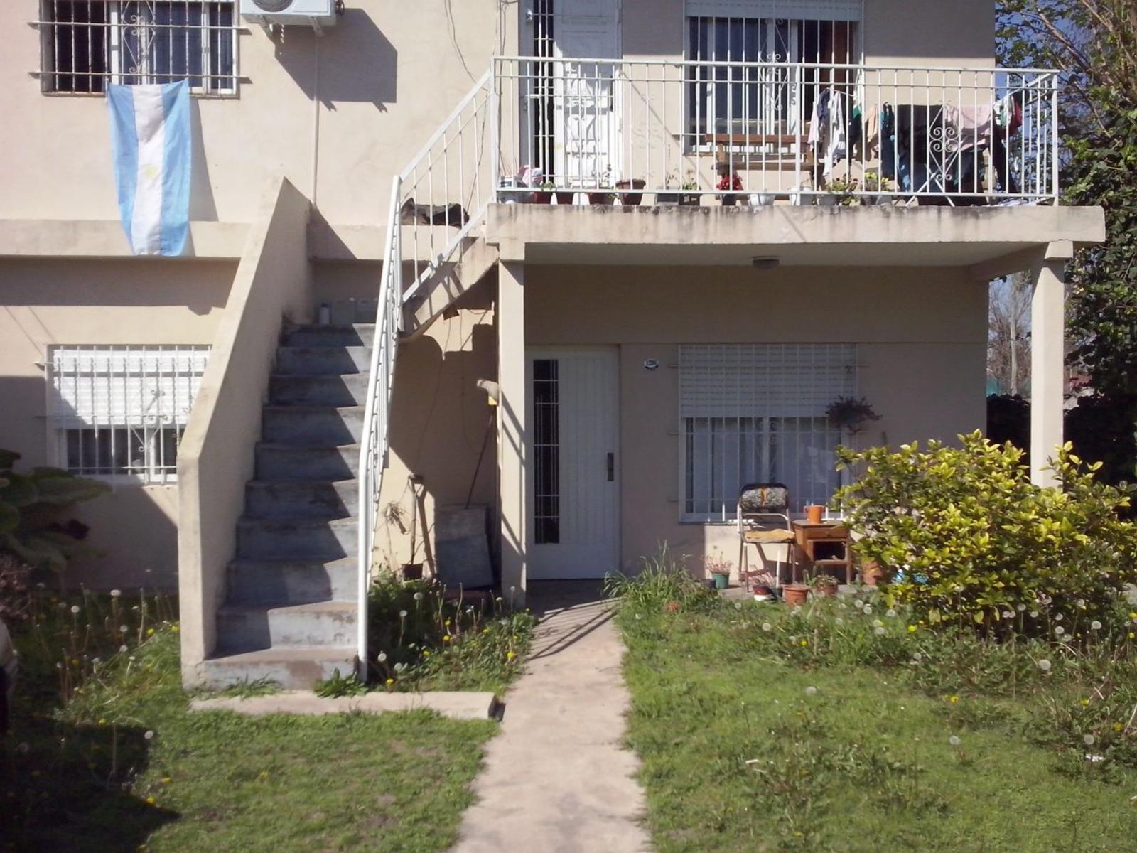 Oportunidad Sobre Lote de 200 m2 Dos Departamentos 3 ambientes y Terreno Libre