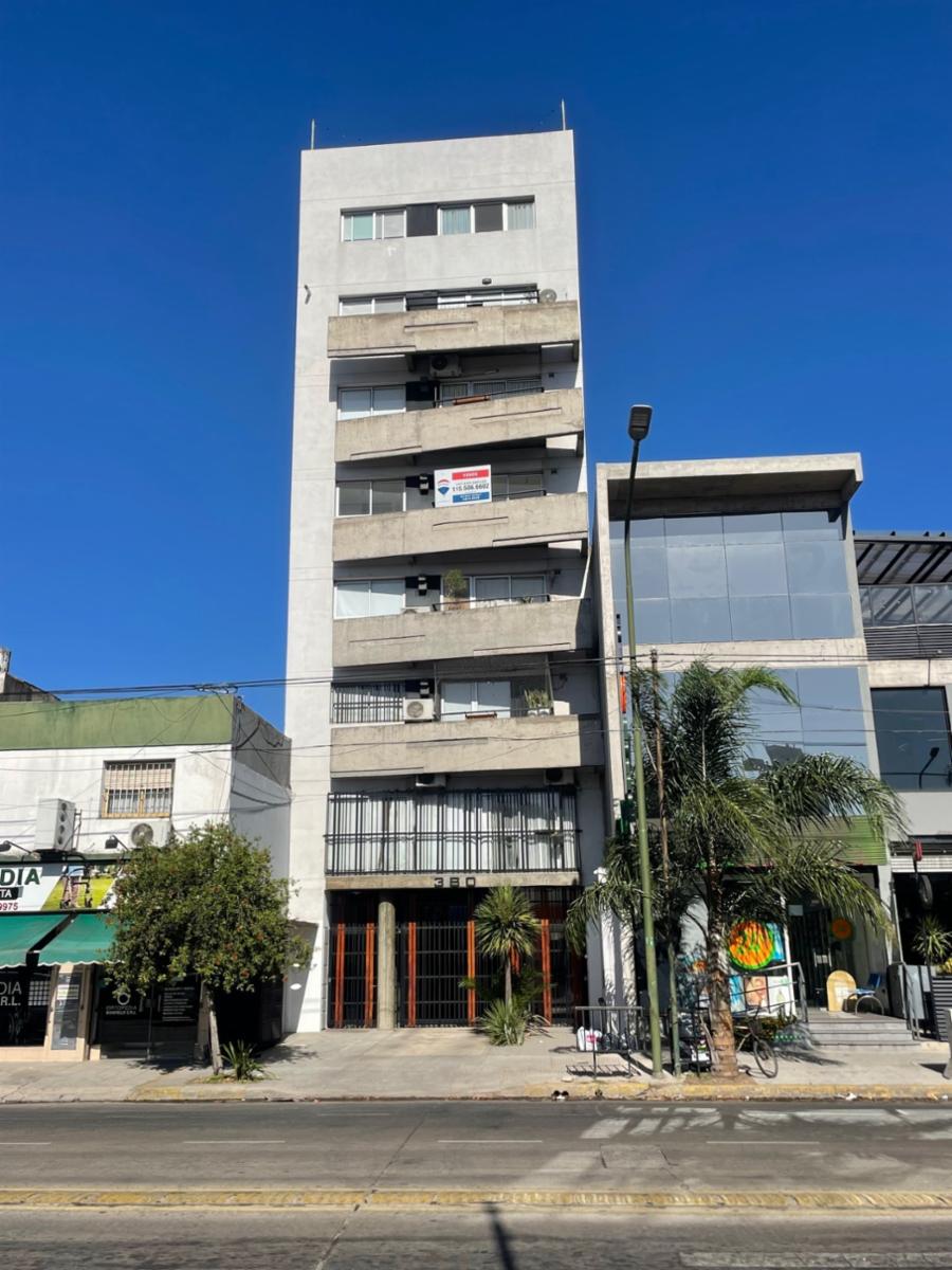 Cochera descubierta en el centro de Banfield.