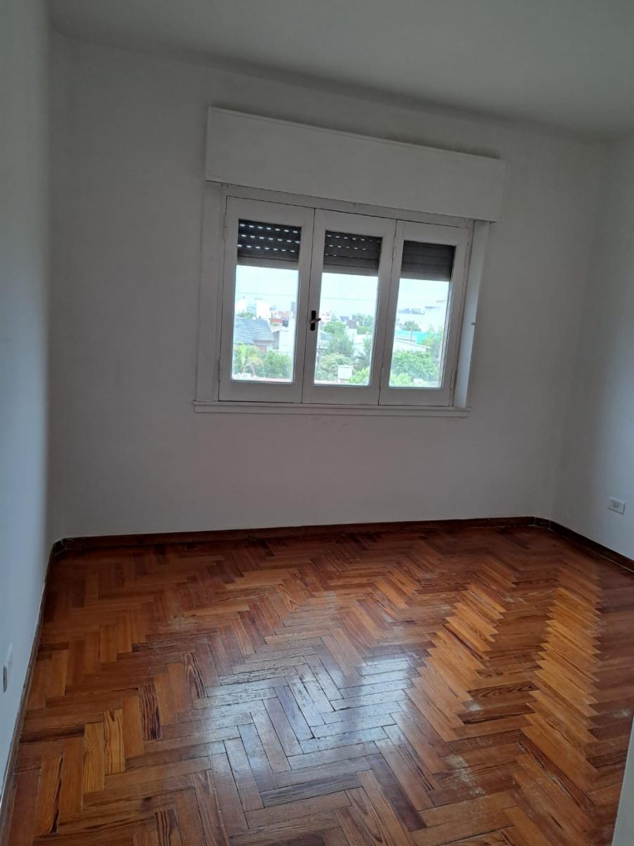 Departamento 2 ambientes en segundo piso con terraza propia. SIN EXPENSAS. Villa luzuriaga