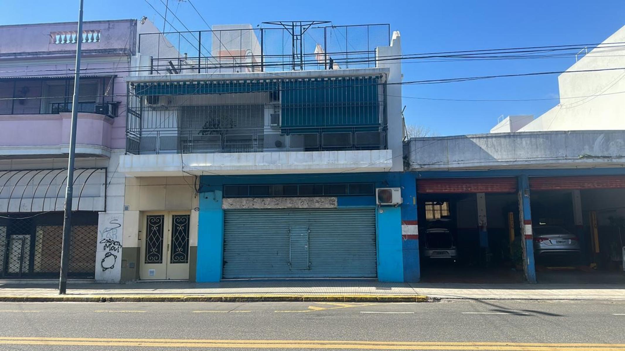 LOCAL DE APROX 84 M2 , CON CORTINA, VIDRIERA , BAÑO , DEPOSITO Y SOTANO