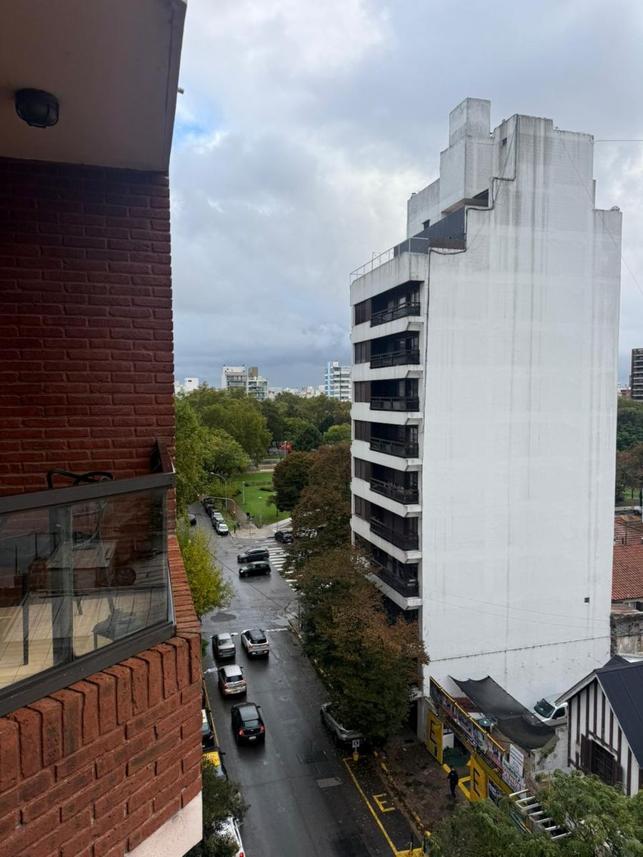 VENTA.- AMBIENTE A LA CALLE CON BALCON SALIENTE -ZONA PLAZA MITRE