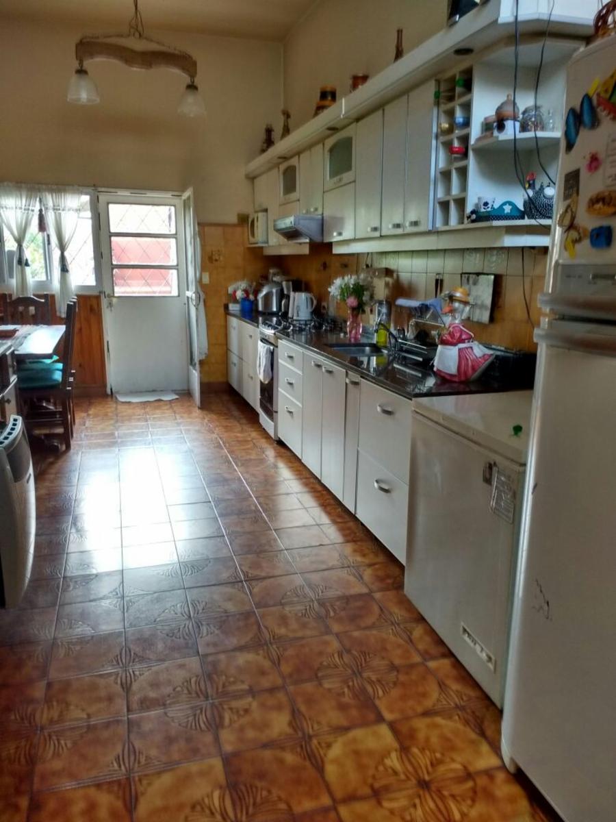 CASA RAMOS MEJIA SUR AL FRENTE 4 AMBIENTES
