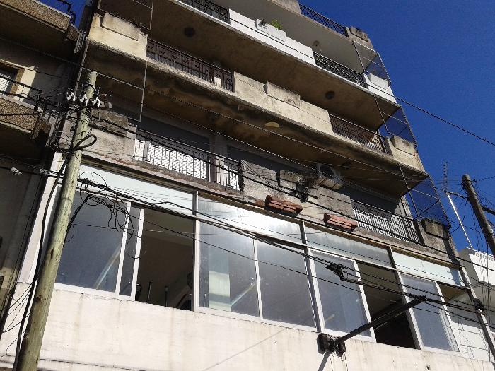 EXCELENTE PISO 5 AMBIENTES EN VENTA SOBRE AVENIDA MÁRQUEZ