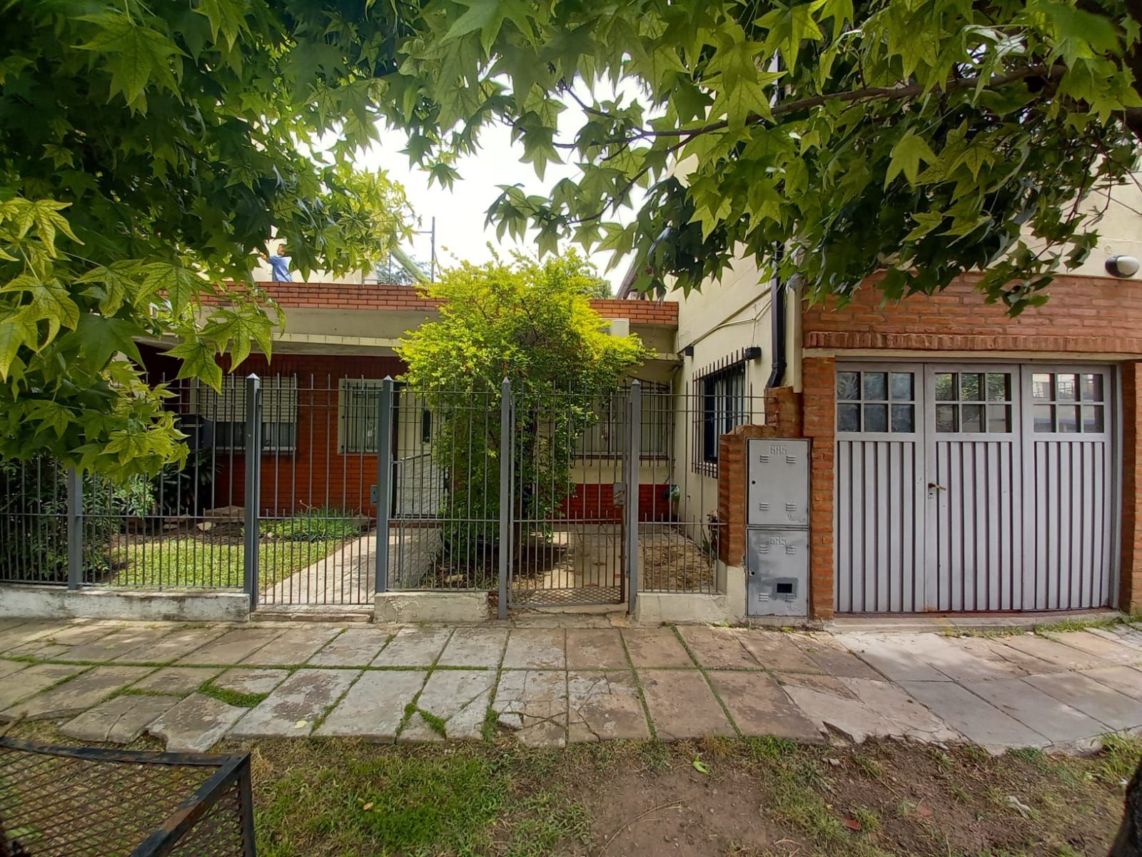 CASA MULTIFAMILIAR EN CASTELAR NORTE
