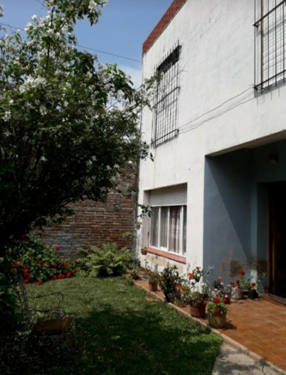 Casa de 3 ambientes + Depto. en planta alta, Villa Tesei