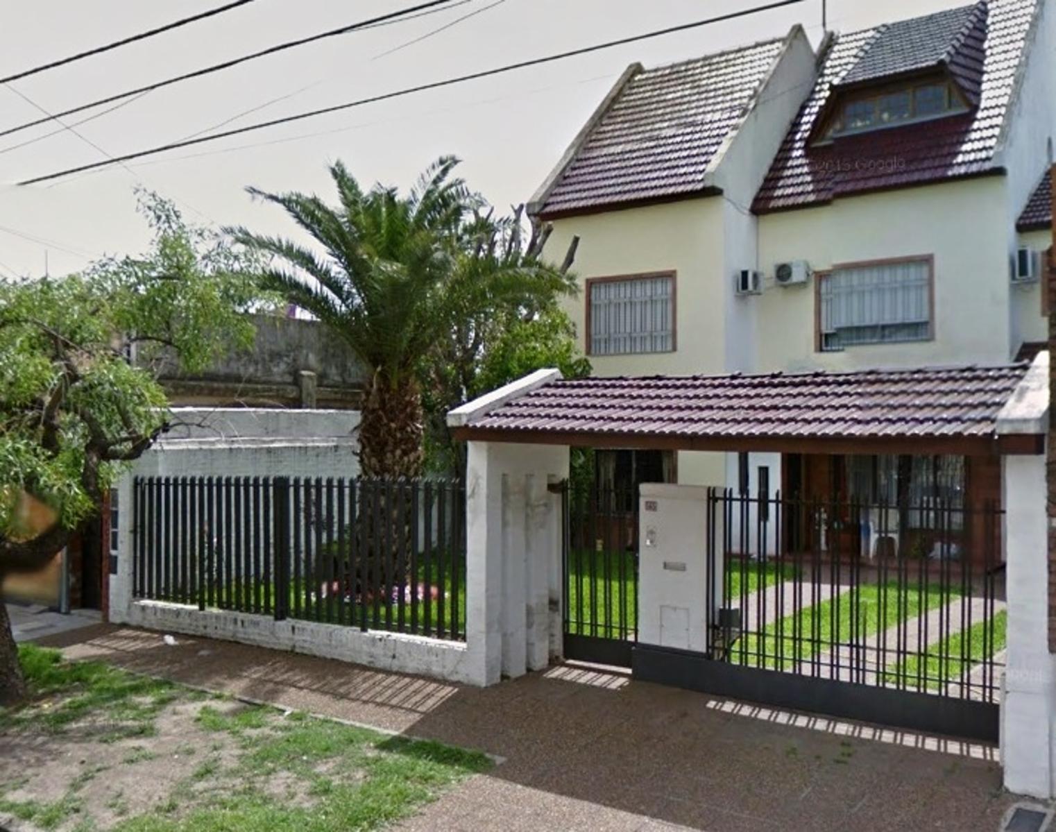 Excelente casa de 5 ambientes en 2 plantas jardin cocheras para varios autos