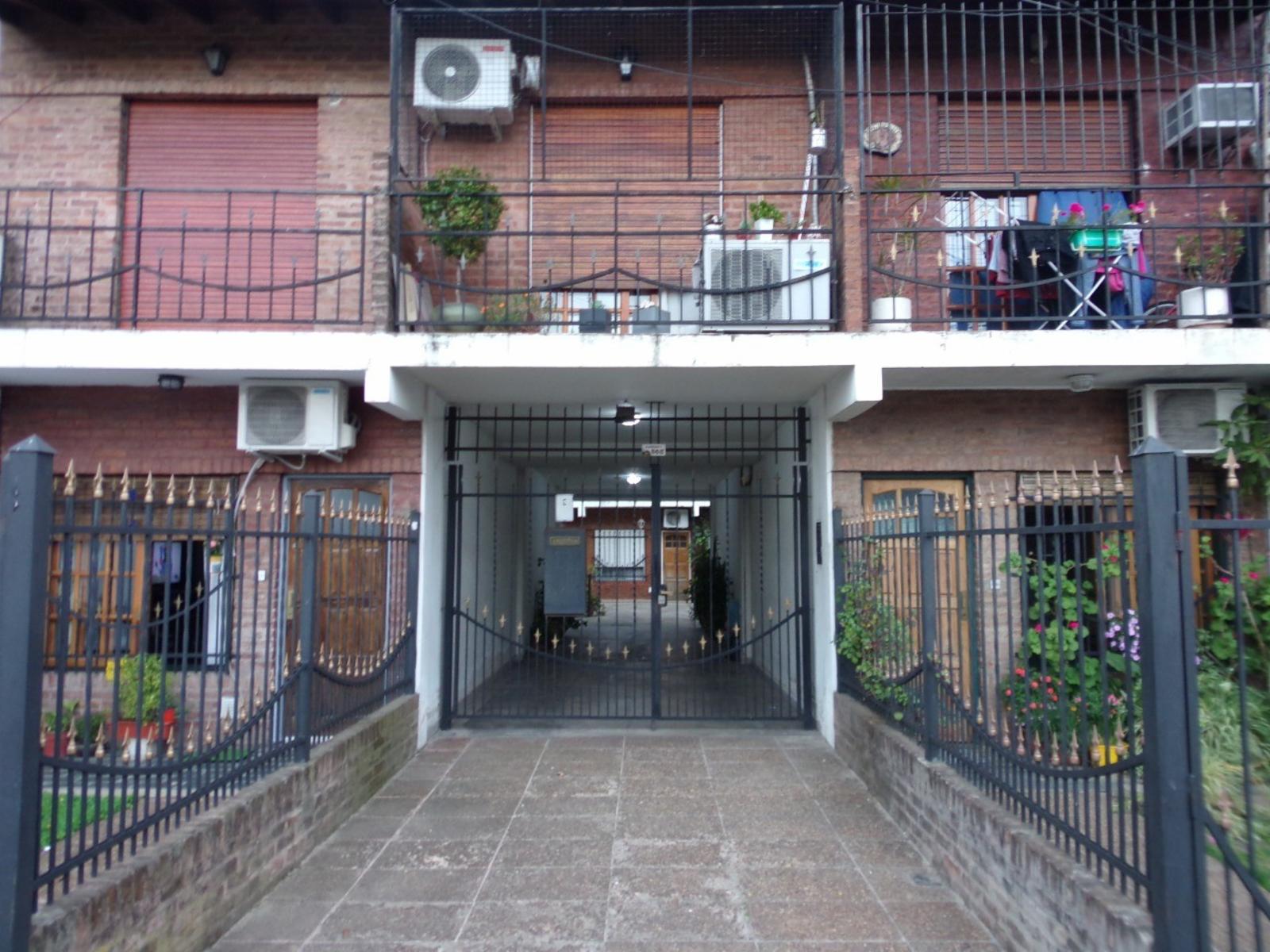 EXCELENTE DEPARTAMENTO 2 AMBIENTES + ESCRITORIO EN 1º PISO AL FRENTE CON BALCON. APTO CREDITO.