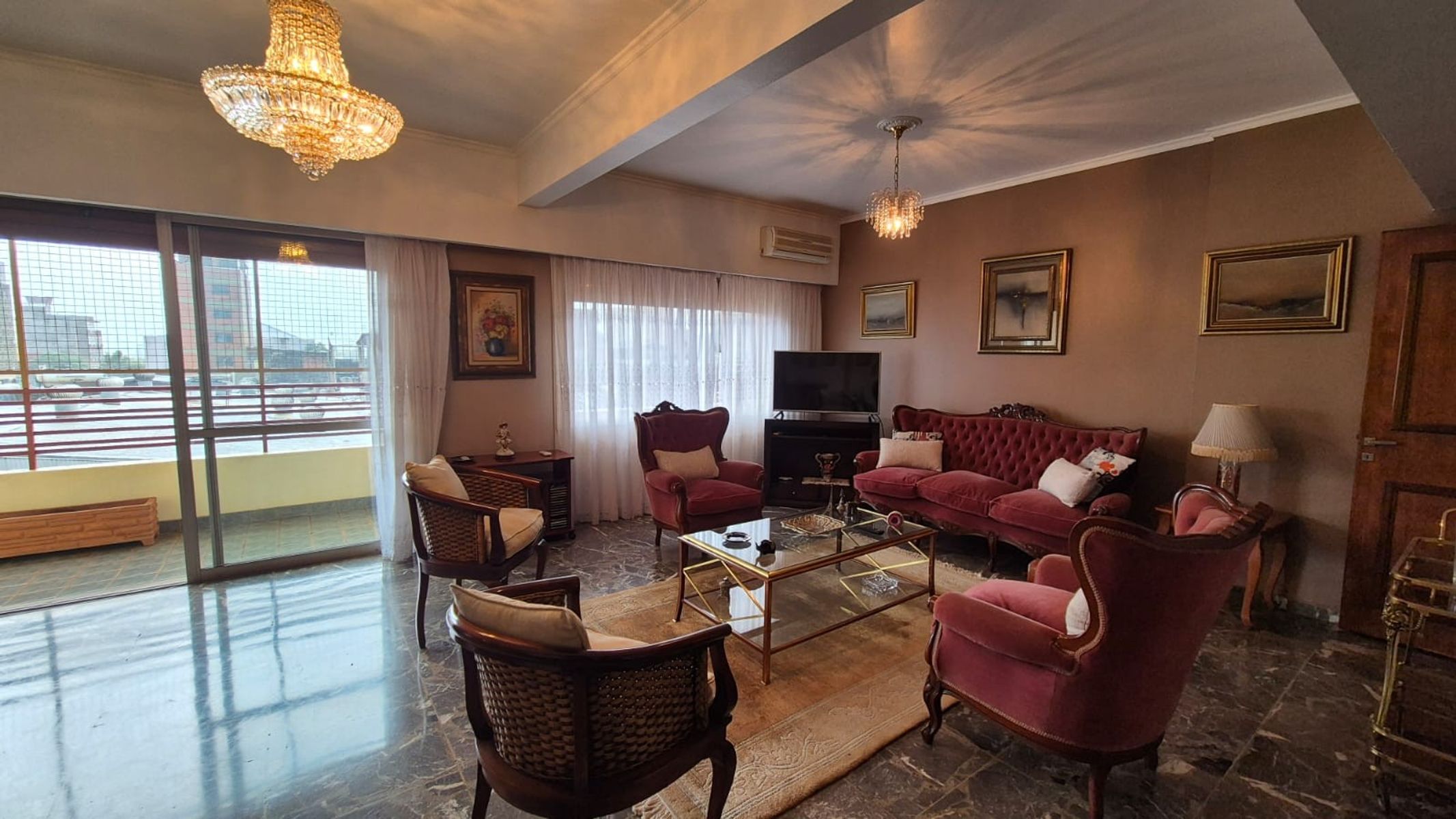 IMPERDIBLE PISO EN VENTA DE 270M2 APROX EN PLENO CENTRO DE LA CIUDAD DE POSADAS.-