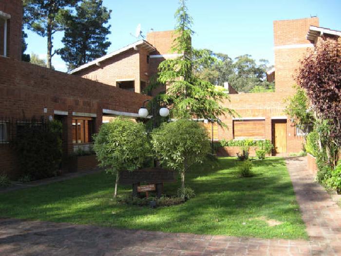 Unidad 1, Dto tipo duplex en Alquiler Pinamar, jardín, pariila a 6 cuadras de la playa Ufo Point.