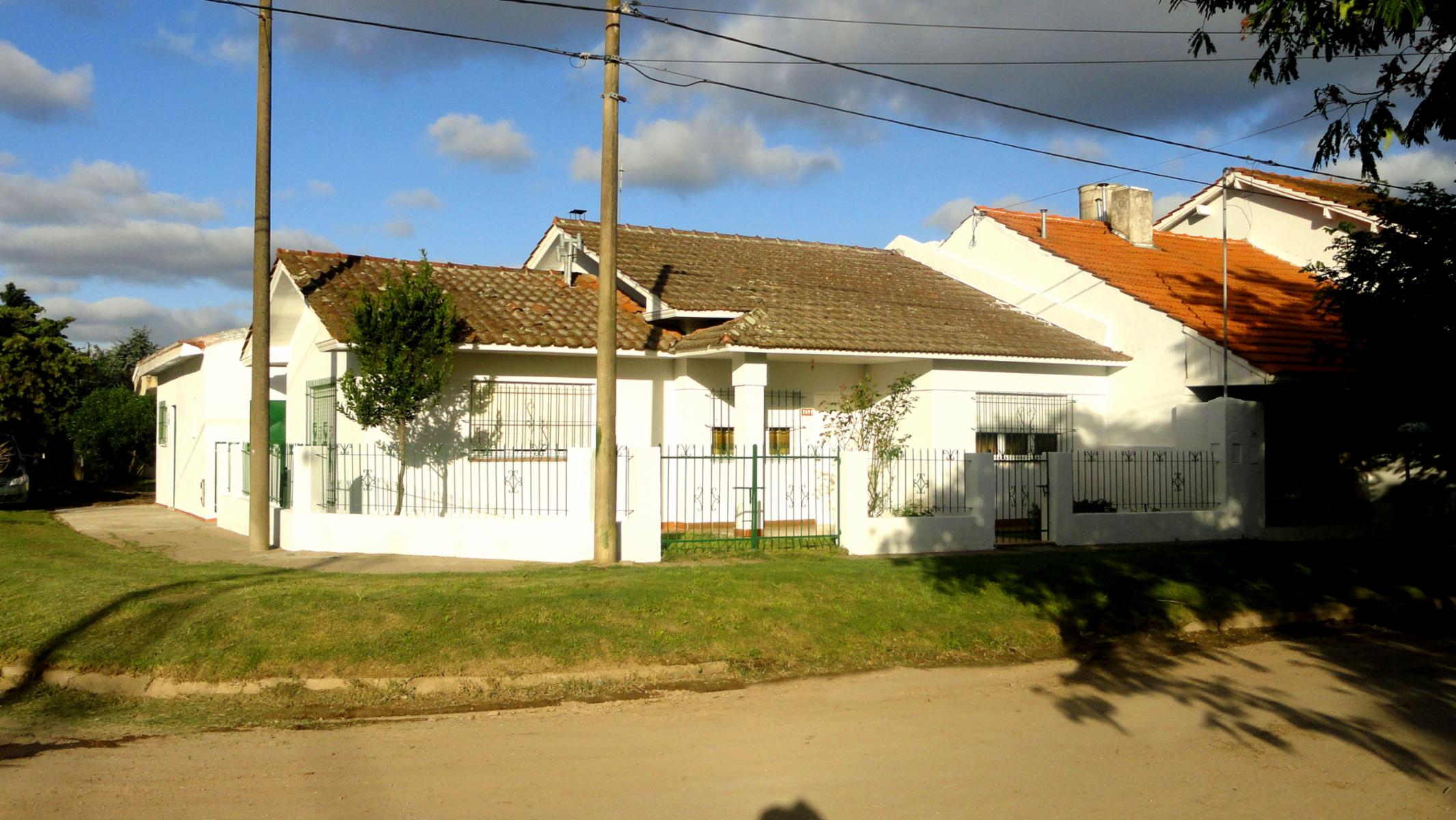 EXCELENTE CHALET DE 4 AMB. + DEPARTAMENTO DE 2 AMB. CON ENTRADA INDEPENDIENTE.