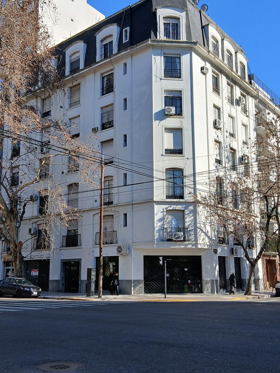 AMPLIO DEPARTAMENTO DE 2 AMBIENTES FRENTE A PLAZA VELEZ SARFIELD