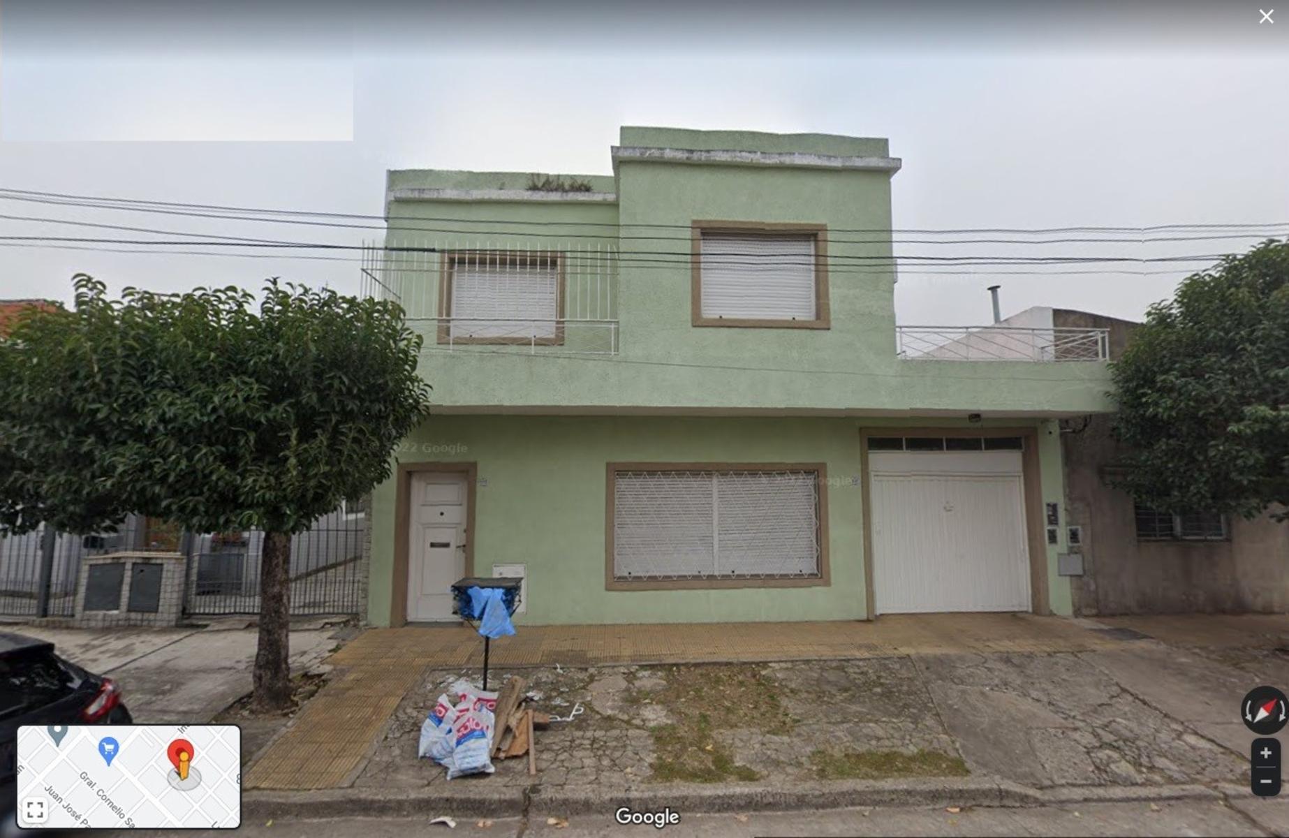 Casa en dos plantas de 3 ambientes con galpon al fondo