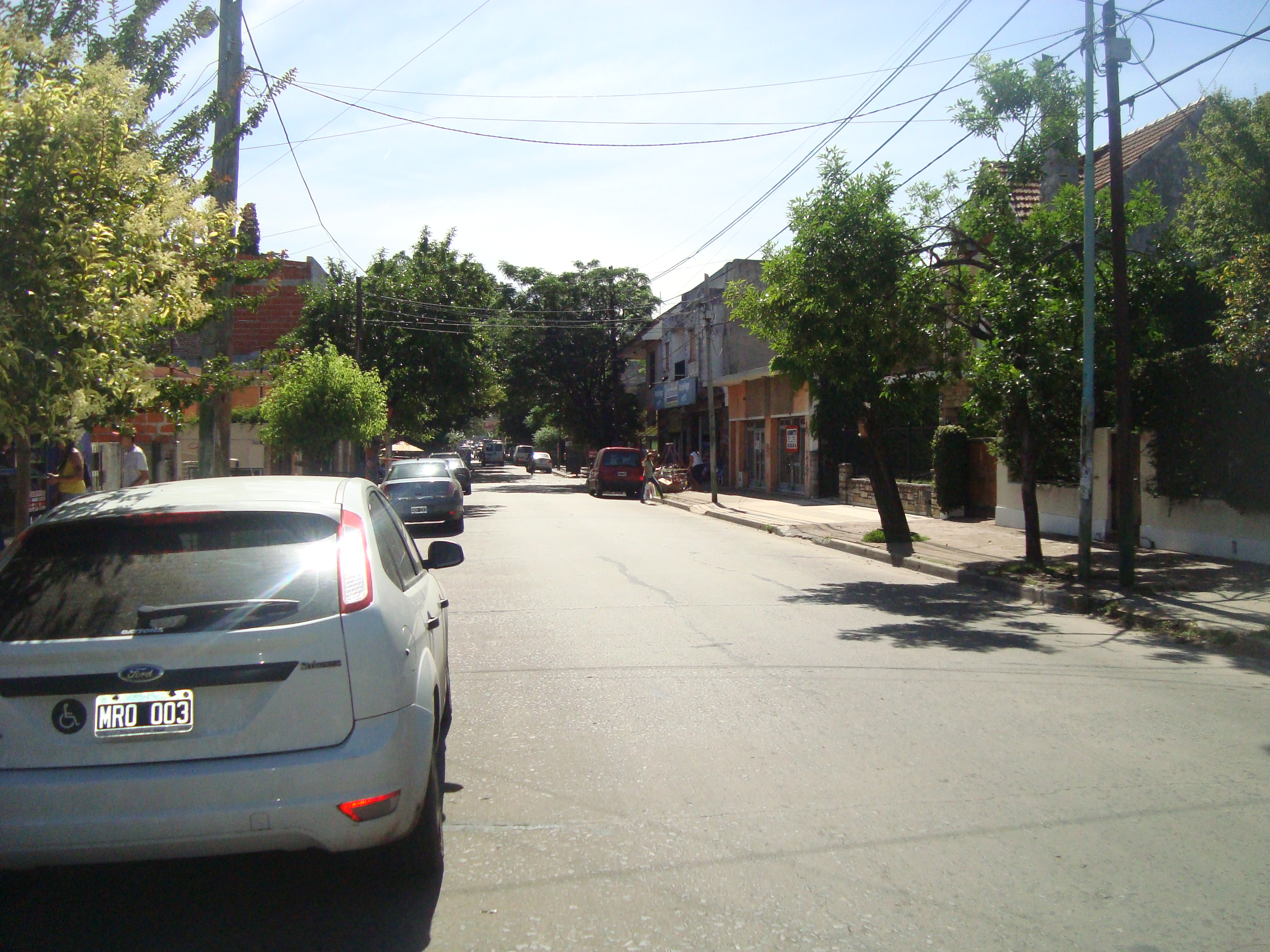 BURZACO: ALQUILER LOCAL CENTRICO SOBRE CALLE E.DE BURZACO,A MTS PLAZA PPAL Y 1 CDRA AV.H.IRIGOYEN. ZONA ESTRATEGICA COMERCIAL