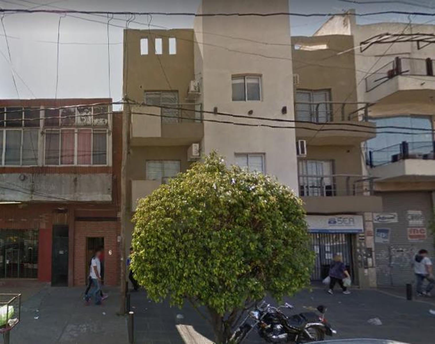Departamento 2 ambientes en 2 ° Piso por Escalera