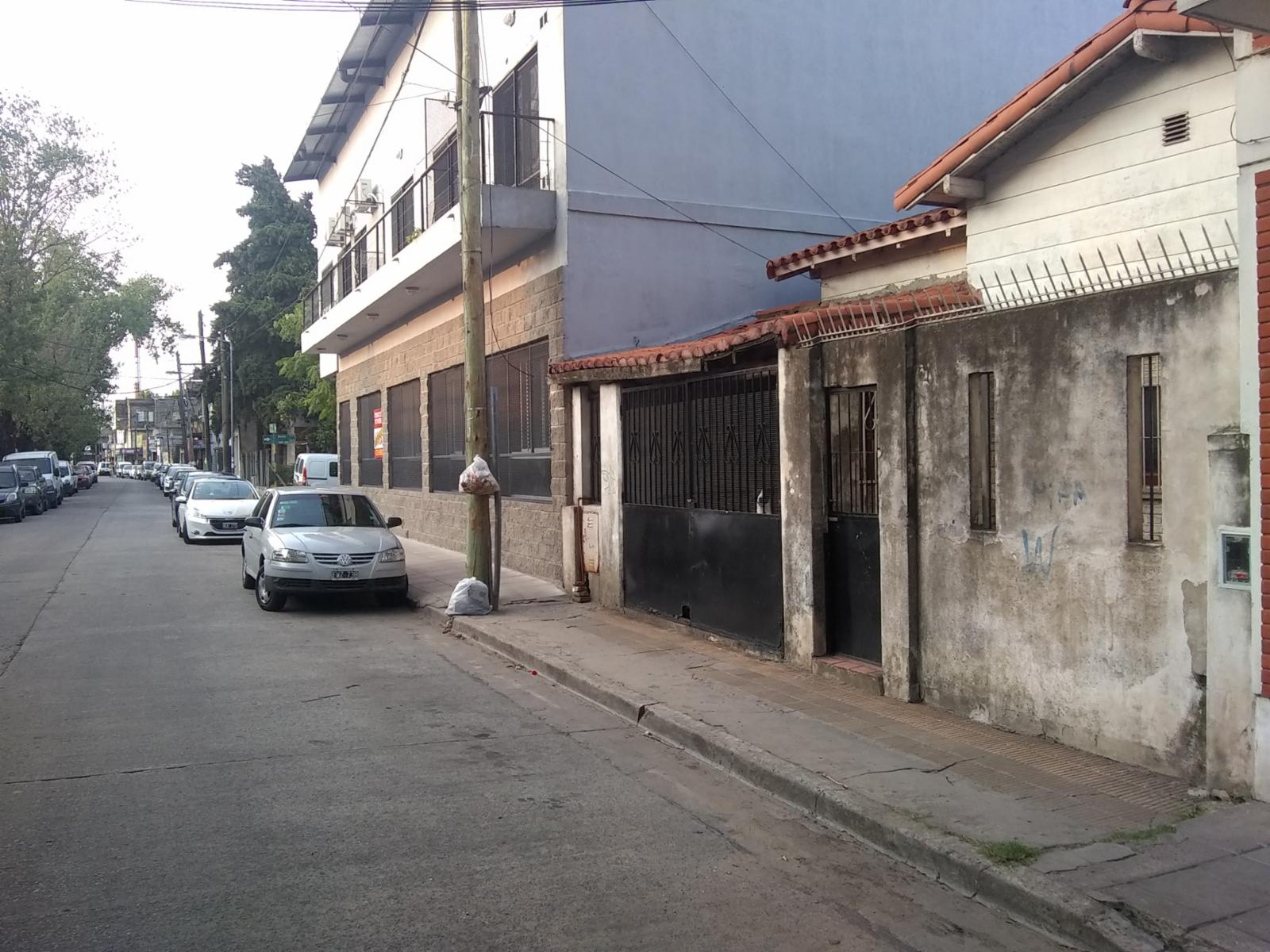Propiedad en lote propio en excelente  ubicación a mts de la estación Jose León Suarez
