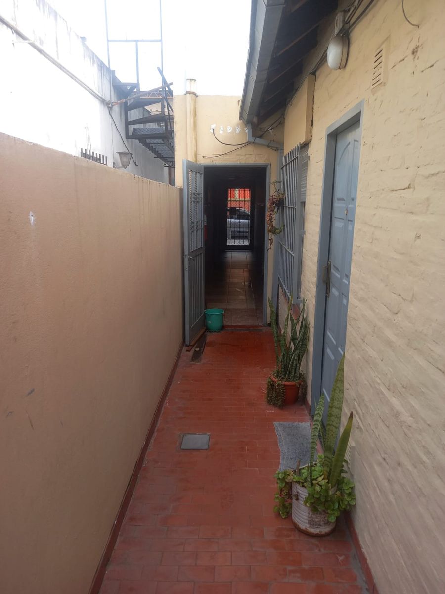 Departamento 2 ambientes por pasillo con patio propio, Villa Luzuriaga