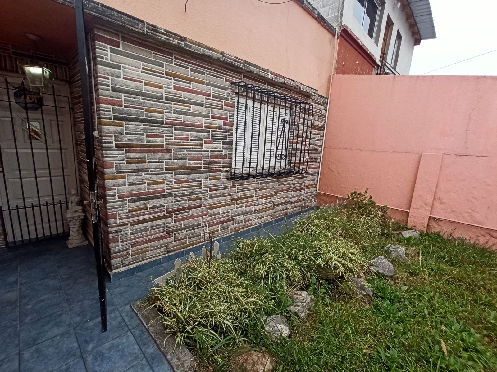 ALQUILER CASA TIPO P.H. AL FRENTE
