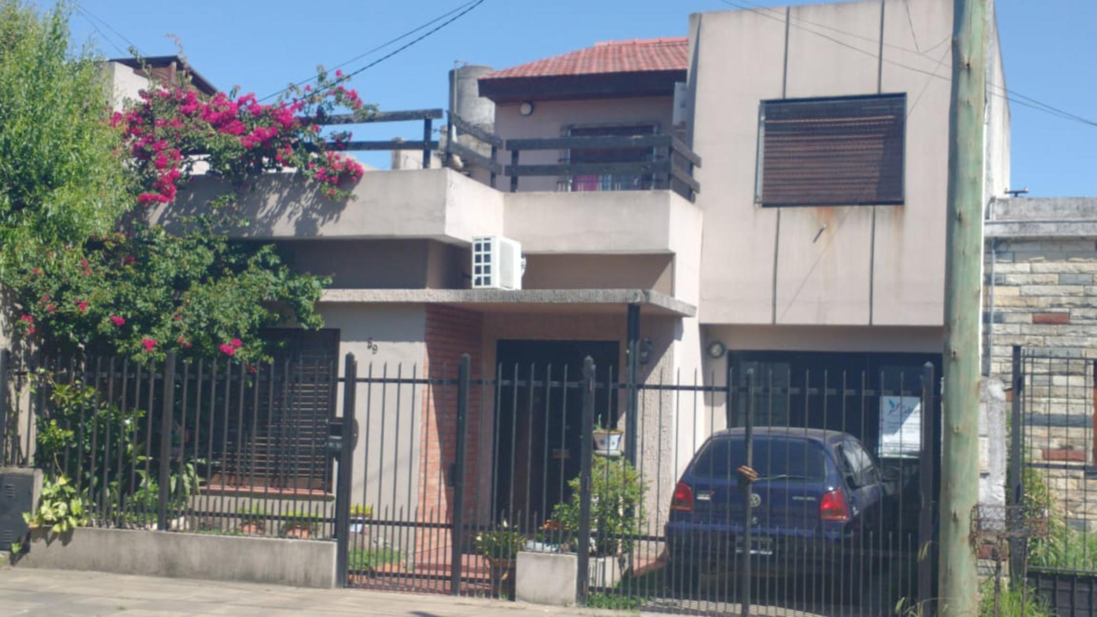CASA EN DOS PLANTAS 4 AMBIENTES LOTE DE 8.66 X 26