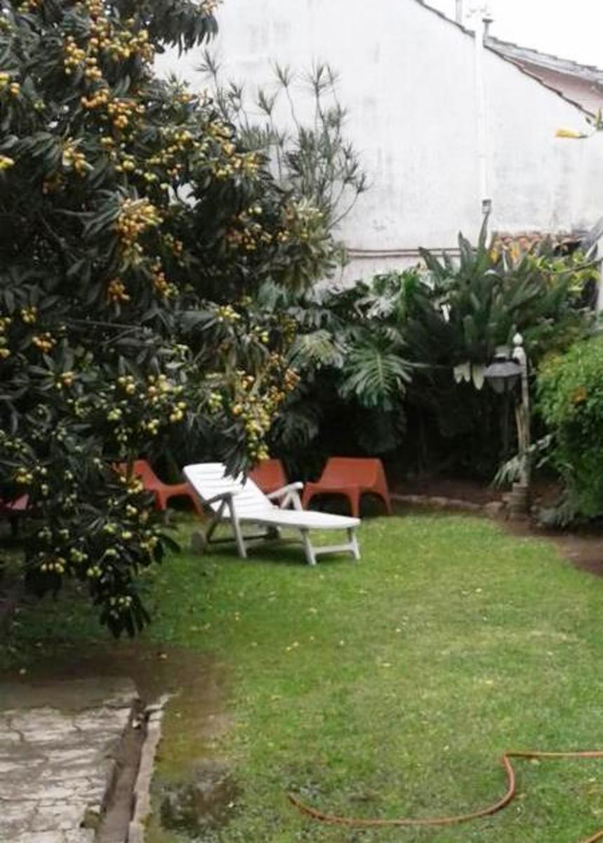 Excelente casa de estilo Inglés en Haedo Muy buena ubicación. A metros de AV Rivadavia, Cercana a la estación y a la Plaza. Lote propio de 8,66 x 37.