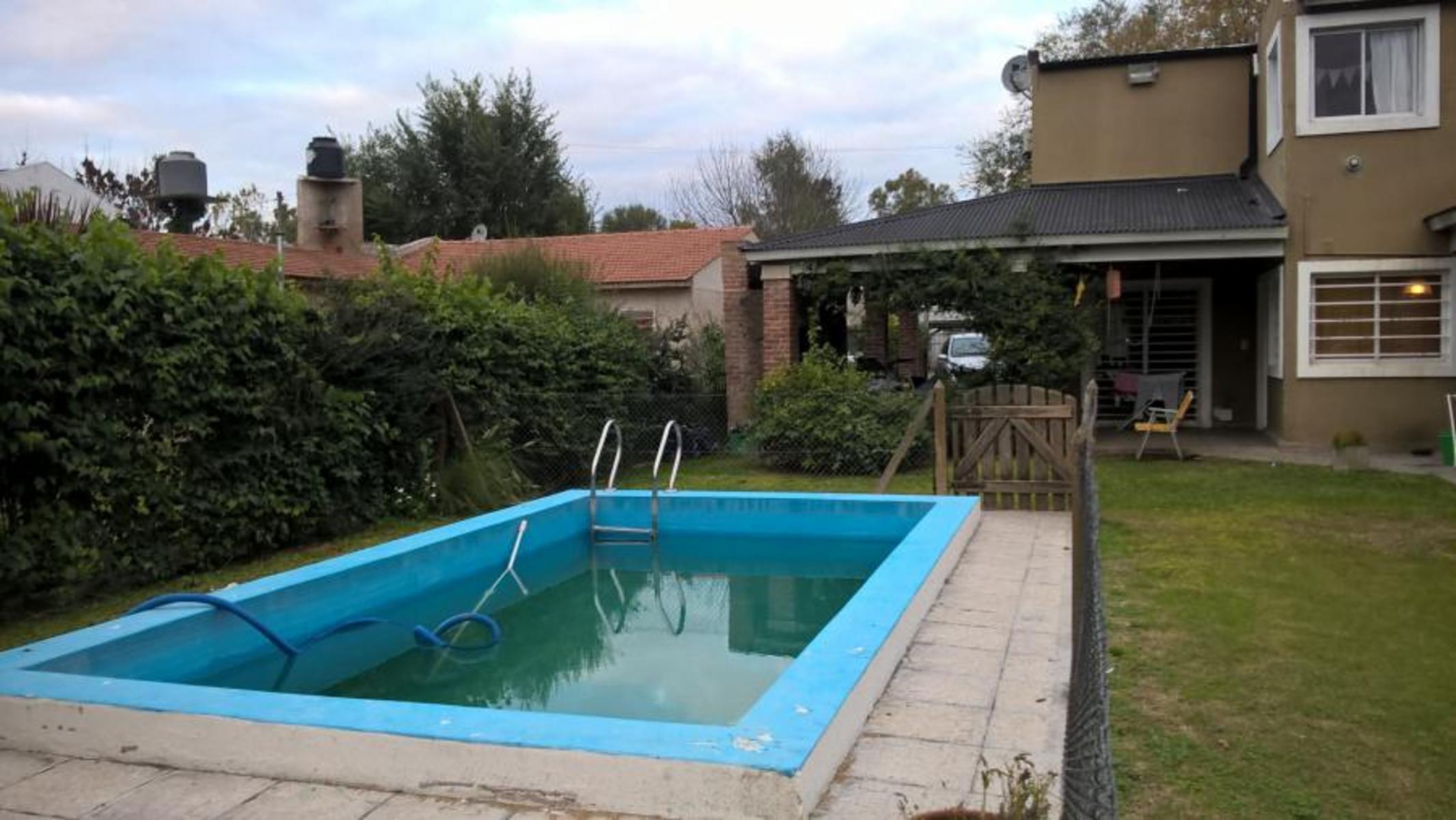 HERMOSA CASA -QUINTA EN DOS PLANTAS A METROS DE AV. PTE.PERON
